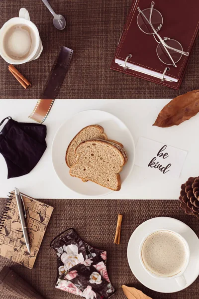 ホワイトテーブルのコーヒーとマスク付きの朝食 — ストック写真