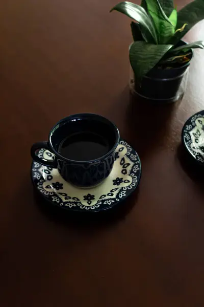 Дві Чашки Кави Рослина Столі Темного Дерева — стокове фото
