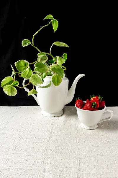 Morangos Uma Xícara Chá Fundo Preto Branco — Fotografia de Stock