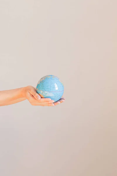 Ung Kvinnas Hand Håller Jorden — Stockfoto