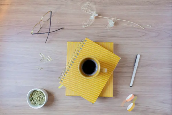 女性家庭办公桌工作台 配有一杯咖啡 一个规划员 瓦希磁带 野花和木制桌子上的一个盒子 平躺在地上 尽收眼底 Lifestyle Blog Social — 图库照片