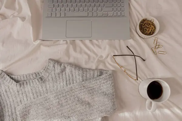 노트북 스웨터와 배경에 스카프 — 스톡 사진