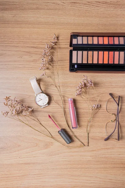Beauty Blog Mode Concept Vrouwelijke Accessoires Polshorloge Bril Cosmetica Houten — Stockfoto