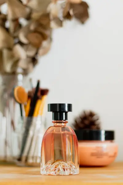 Esthetische Minimalistische Schoonheid Compositie Met Fles Parfum Make Borstels Eucalyptus — Stockfoto