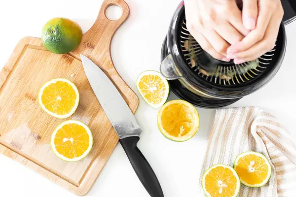 Rauwe Sinaasappels Sapcentrifuge Witte Achtergrond Vers Gezond Fruit Concept — Stockfoto