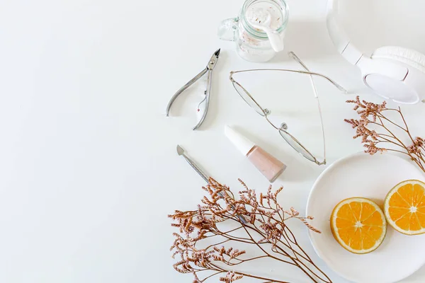 Beauty Spa Beige Compositie Met Badzout Sinaasappelschijfjes Witte Achtergrond Vlakke — Stockfoto
