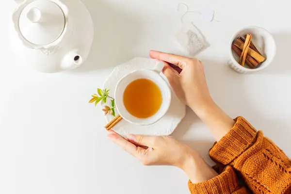 Composição Com Mãos Femininas Segurando Uma Xícara Chá Bule Chá — Fotografia de Stock