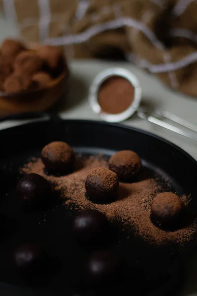 カカオパウダーで覆われたチョコレートトリュフ グレーの背景 おいしいデザートコンセプト — ストック写真