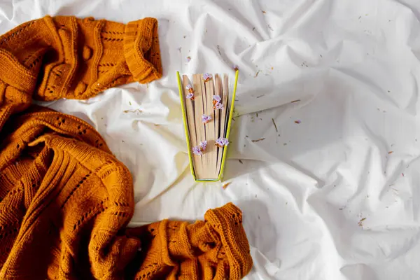 女性ファッションコンポジション 暖かい女性は白いベッドシートの背景に編まれたセーターを編みました 秋の作曲について — ストック写真