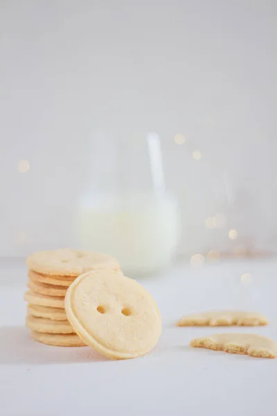 钮扣形手工制作的香草饼干和白色背景的牛奶杯 平躺在地上 俯瞰四周 — 图库照片