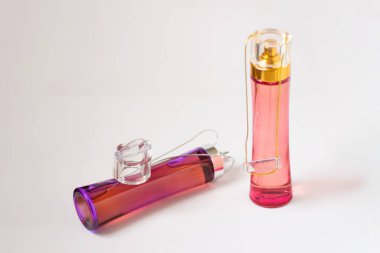 Beyaz arka planda iki parfüm şişesi. Kozmetik, güzellik, kadınsı konsept.