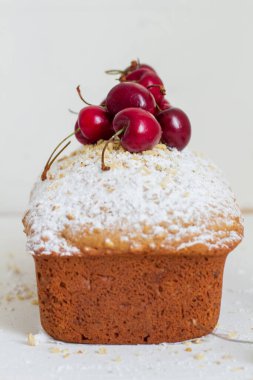 Beyaz arka planda kirazlı ev yapımı fındıklı kek. Estetik kahvaltı konsepti.