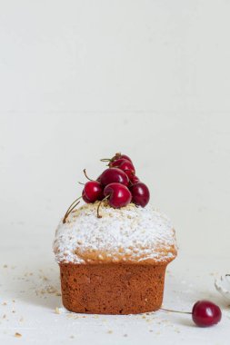 Beyaz arka planda kirazlı ev yapımı fındıklı kek. Estetik kahvaltı konsepti.