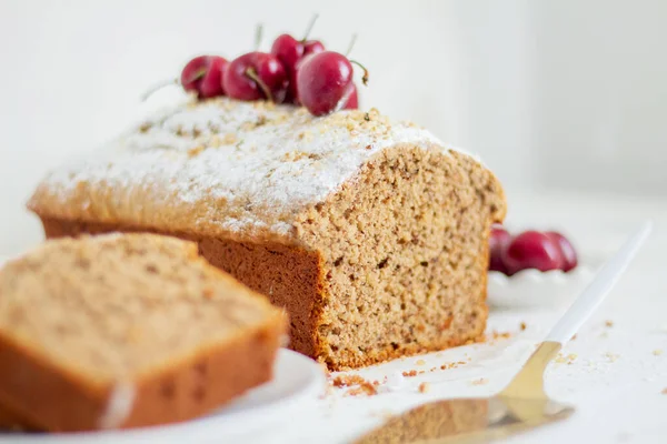 Beyaz arka planda kirazlı ev yapımı fındıklı kek. Estetik kahvaltı konsepti.