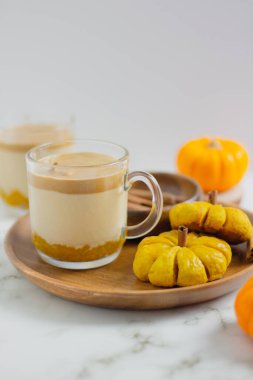 Beyaz arka planda Balkabağı Latte. Sonbahar konsepti.