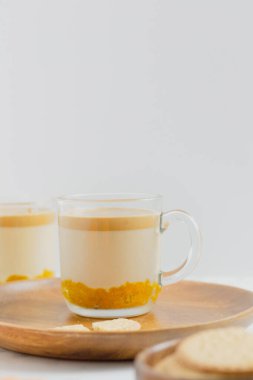 Beyaz arka planda Balkabağı Latte. Sonbahar konsepti.