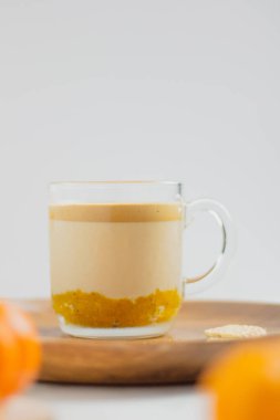 Beyaz arka planda Balkabağı Latte. Sonbahar konsepti.