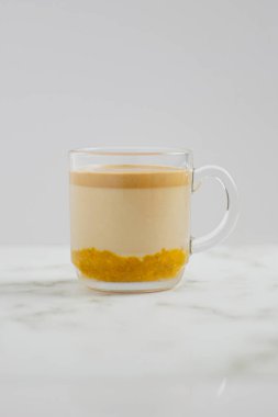 Beyaz arka planda Balkabağı Latte. Sonbahar konsepti.