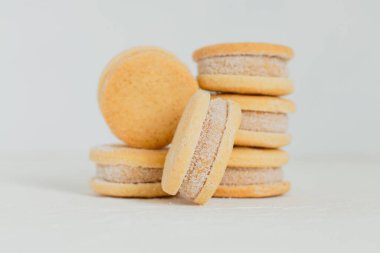 Beyaz arka planda bej bisküviler. Minimalist kompozisyon.