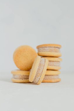 Beyaz arka planda bej bisküviler. Minimalist kompozisyon.