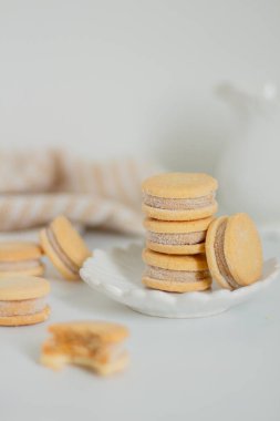 Beyaz arka planda bej bisküviler. Minimalist kompozisyon.