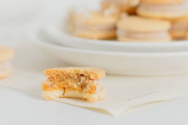 Beyaz arka planda bej bisküviler. Minimalist kompozisyon.