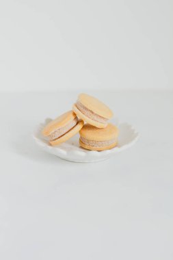 Beyaz arka planda bej bisküviler. Minimalist kompozisyon.