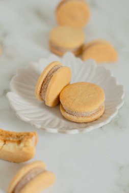 Beyaz arka planda bej bisküviler. Minimalist kompozisyon.