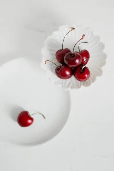 樱桃在碗上 白色背景 最低限度的构成 — 图库照片