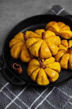 Balkabağı şekilli ekmek. Tarafsız Renklerle Sonbahar, Şekil Kompozisyonu.