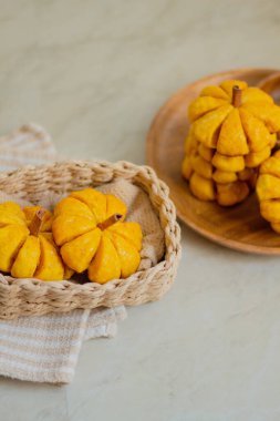 Balkabağı şekilli ekmek. Tarafsız Renklerle Sonbahar, Şekil Kompozisyonu.