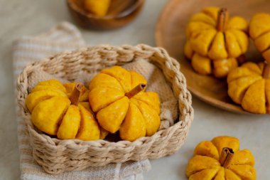 Balkabağı şekilli ekmek. Tarafsız Renklerle Sonbahar, Şekil Kompozisyonu.