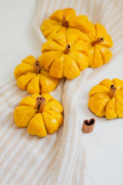 Balkabağı şekilli ekmek. Tarafsız Renklerle Sonbahar, Şekil Kompozisyonu.