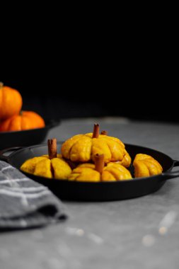 Balkabağı şekilli ekmek. Tarafsız Renklerle Sonbahar, Şekil Kompozisyonu.