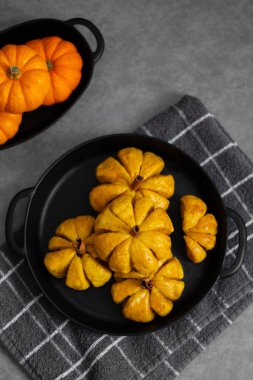 Balkabağı şekilli ekmek. Tarafsız Renklerle Sonbahar, Şekil Kompozisyonu.