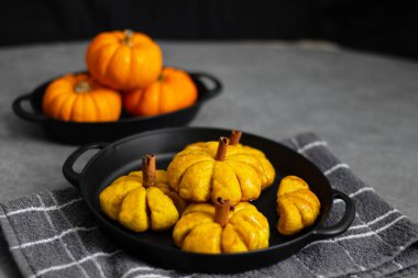 Balkabağı şekilli ekmek. Tarafsız Renklerle Sonbahar, Şekil Kompozisyonu.