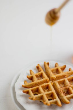 Ballı waffle. Estetik kompozisyon. Gıda Biçimi.
