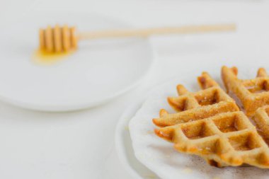Ballı waffle. Estetik kompozisyon. Gıda Biçimi.