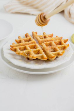 Ballı waffle. Estetik kompozisyon. Gıda Biçimi.