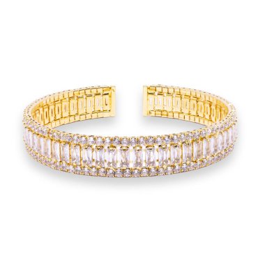 Beyaz arka plan üzerinde izole altın kolye