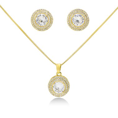 Altın elmas küpeler ve altın yüzükler izole edilmiş.