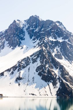 Altai dağlarında kış mevsiminde karla kaplı dağ zirveleri. Rusya