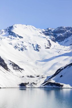 Güzel karlı dağ manzarası