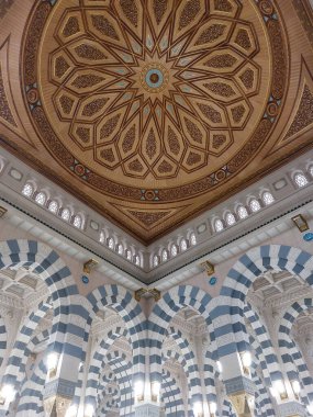 Medine, Suudi Arabistan - 24 Nisan 2023: Medine 'deki El-Mescid an-Nabawi camiinin nefes kesici iç mimarisi