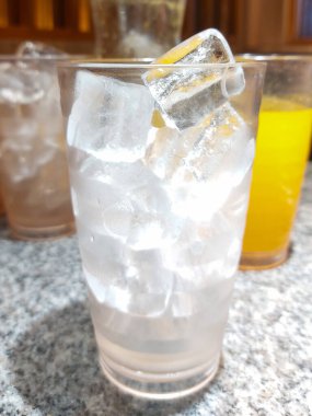 Bir bardak temiz buz. 