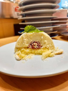 Ahududulu mus, suşi restoranından alınmış beyaz tabakla ikiye bölünmüş.