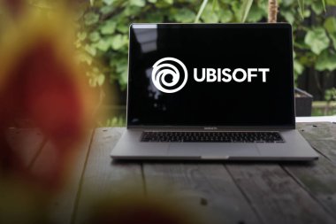 WROCLAW, POLAND - 14 Eylül 2023: Ubisoft logosu, bir Fransız video oyunu yayıncısı, bir MacBook Pro ekranında görüntülendi