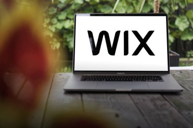 WROCLAW, POLAND - 14 Eylül 2023: Wix logosu, bulut tabanlı web geliştirme hizmetleri sunan İsrailli bir yazılım şirketi, bir MacBook Pro ekranında görüntülendi