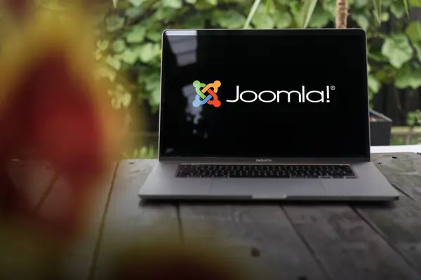 Wroclaw ポーランド September 2023 Joomlaのロゴ 無料でオープンソースのコンテンツ管理システム Cms Macbook Pro画面に表示される — ストック写真