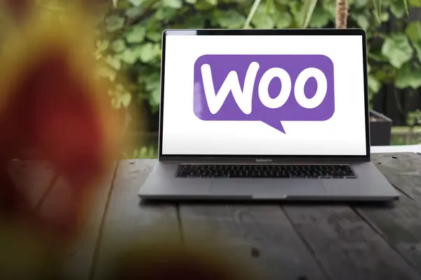 Wroclaw ポーランド September 2023 Woocommerceのロゴ ワードプレスのためのオープンソースのEコマースプラグイン Macbook Pro画面に表示されます — ストック写真